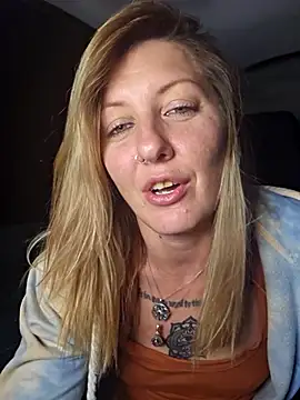 SheIsSomething live sex cam