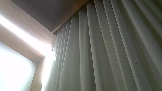 SkinnyKitten live sex cam