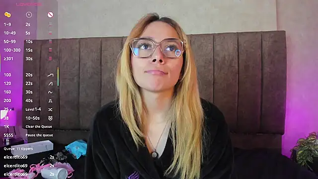 LanaMills_'s cam snapshot