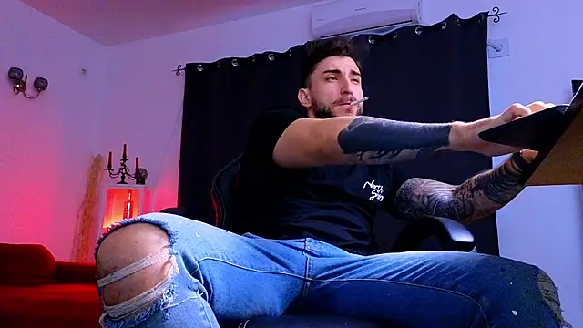 MightyAaron66 live sex cam