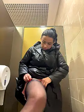 CrazzyChicks live sex cam