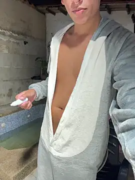 MrLeoLatino live sex cam