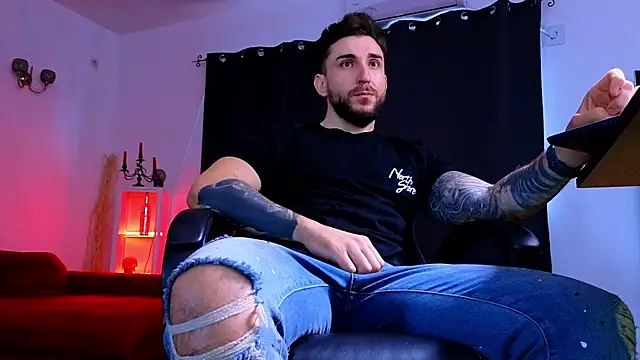 MightyAaron66 live sex cam