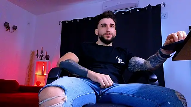 MightyAaron66 live sex cam