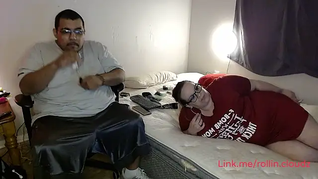 cloudy-couple's cam snapshot