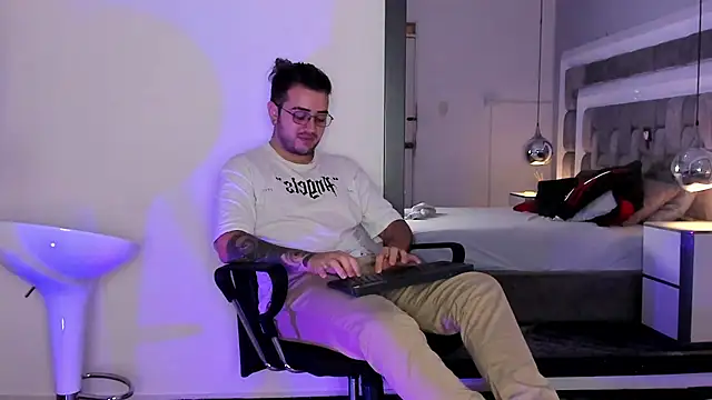 Ethan_Greys's cam snapshot