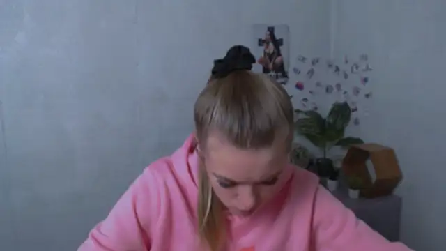 AliceFlirtt_'s cam snapshot