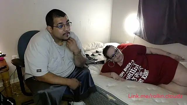 cloudy-couple's cam snapshot