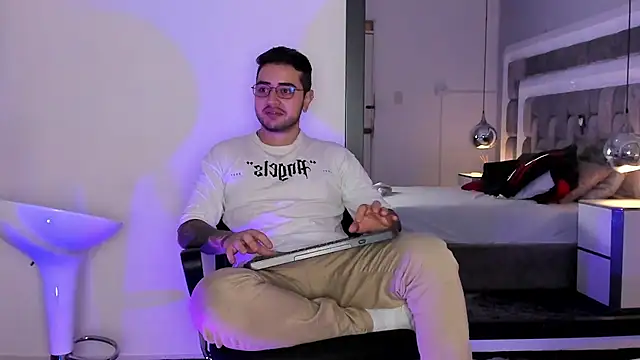 Ethan_Greys's cam snapshot