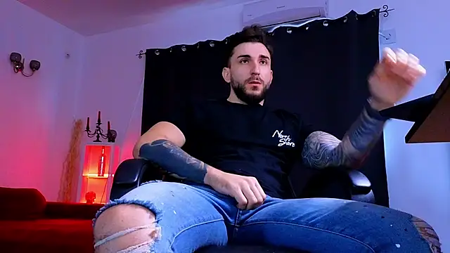 MightyAaron66 live sex cam