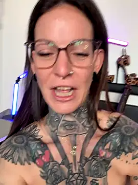 BrownieyQueen live sex cam