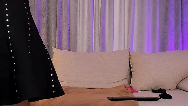 LisaAventi live sex cam