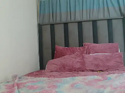 PrettyWeird's cam snapshot