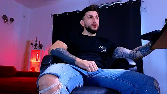 MightyAaron66 live sex cam