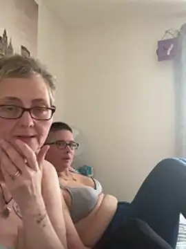 Curvy-Jinx live sex cam