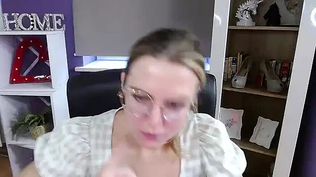 Zoey_Erotic's cam snapshot