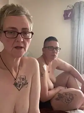 Curvy-Jinx live sex cam