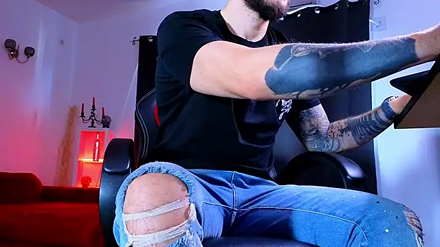 MightyAaron66 live sex cam