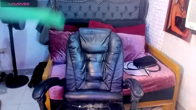 UrVirtualLover live sex cam