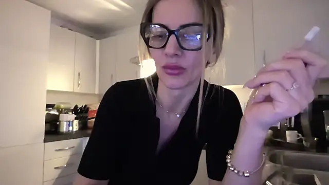 QuenMonicaUK's cam snapshot