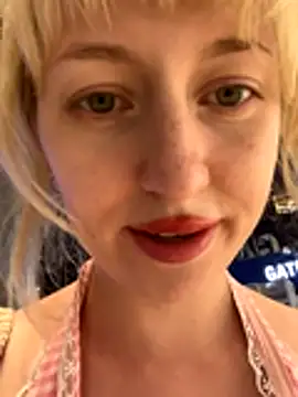 RonnieKiss live sex cam