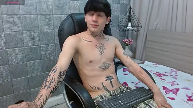 Iantwink18 live sex cam