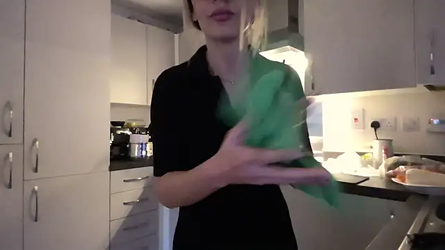 QuenMonicaUK live sex cam