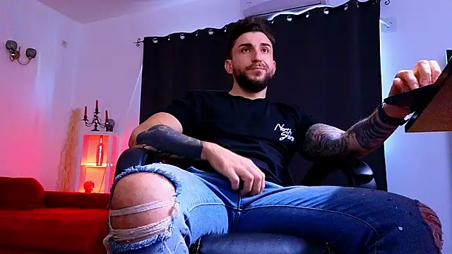 MightyAaron66 live sex cam