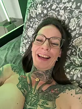 BrownieyQueen live sex cam
