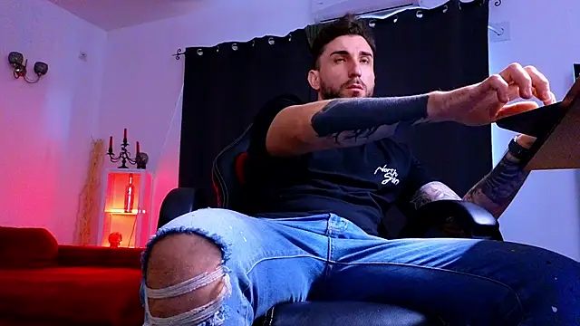 MightyAaron66 live sex cam