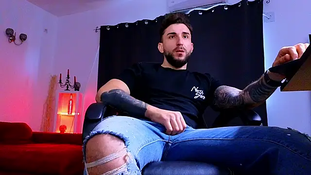 MightyAaron66 live sex cam