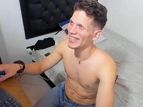 kevinkewman live sex cam