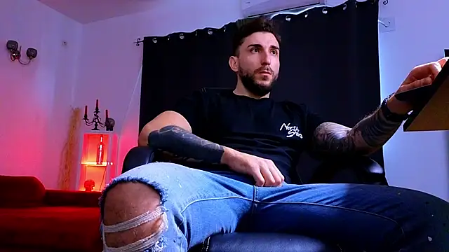 MightyAaron66 live sex cam