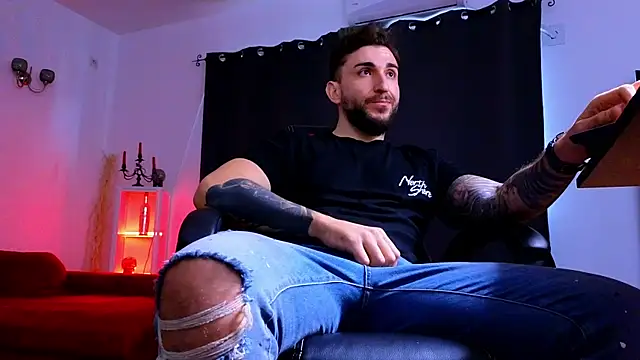 MightyAaron66 live sex cam