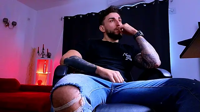 MightyAaron66 live sex cam