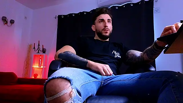 MightyAaron66 live sex cam