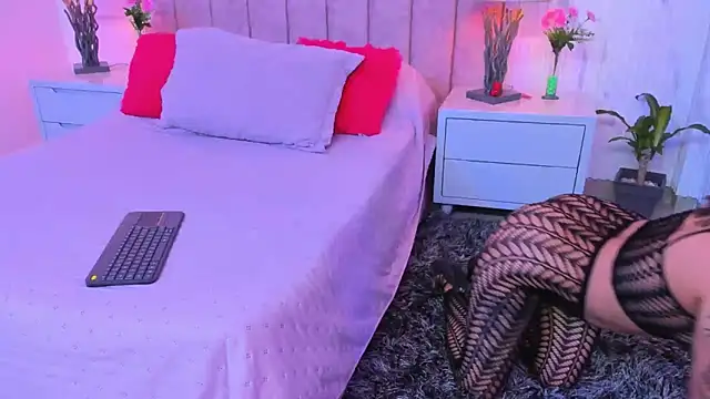 MadelaineJones live sex cam