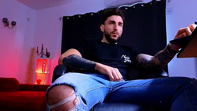 MightyAaron66 live sex cam