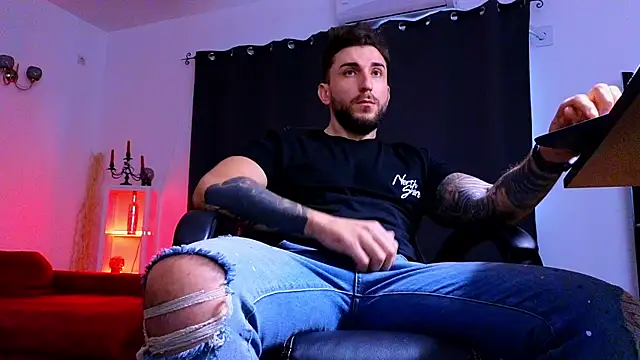 MightyAaron66 live sex cam