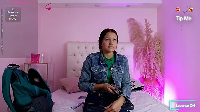 AmelieAndAce live sex cam