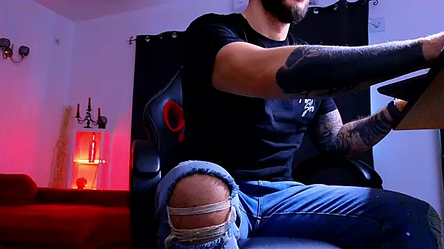 MightyAaron66 live sex cam