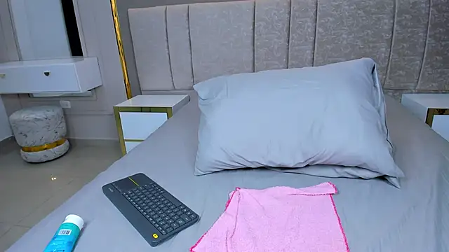 little-doll18's cam snapshot