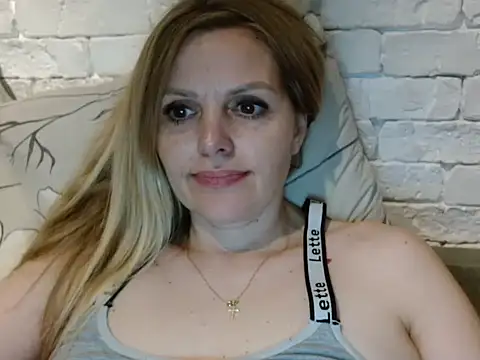 Angel_girllovemy's cam snapshot