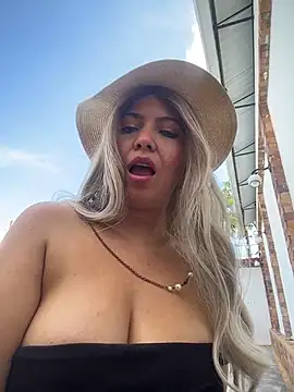 IsaSantoDomingo's cam snapshot