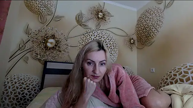 Yourrealgirl's cam snapshot