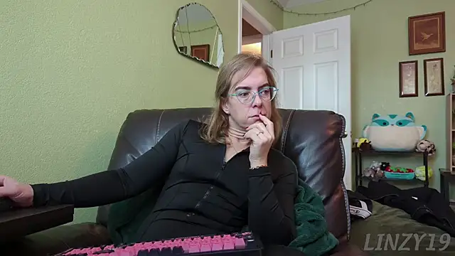 Linzy_19 live sex cam