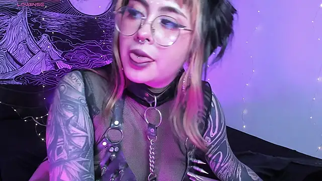 Hallucigenia_'s cam snapshot