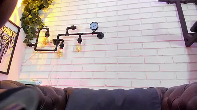 ItaloMoore live sex cam