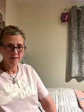 Curvy-Jinx live sex cam