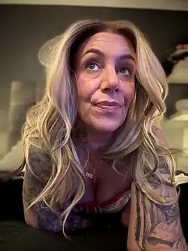 blondebitch2 live sex cam